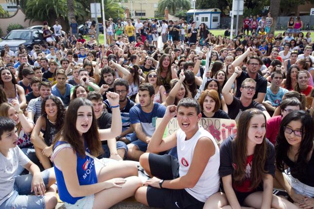 Manifestants estudiants amb puny en alt