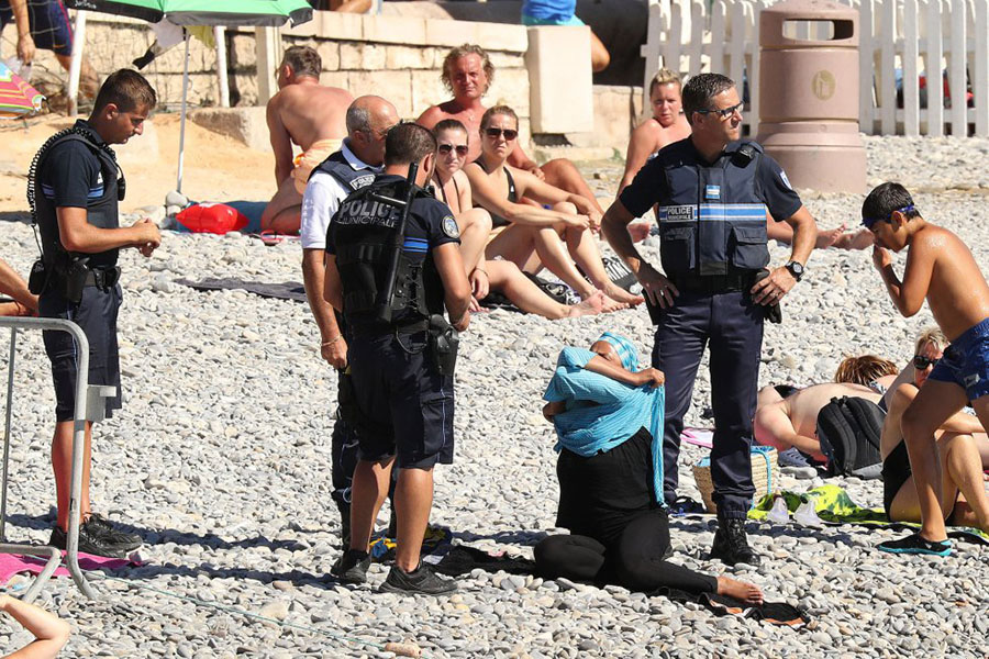 La policía francesa contra el burkini