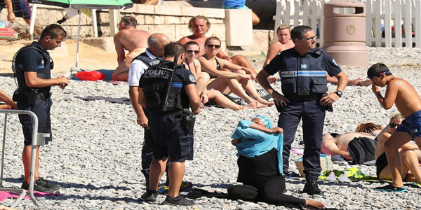 La policía francesa contra el burkini