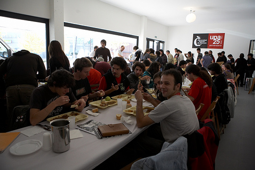 No se puede mostrar la imagen “http://sindicatodeestudiantes.org/images/comiendo.jpg” porque contiene errores.